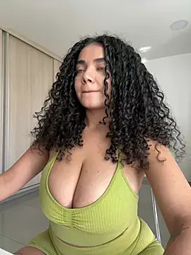 CurlyierrのライブXXXチャット