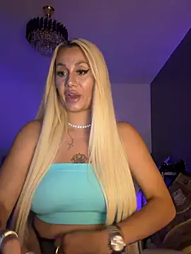 AlmaBby Adlı Modelin Canlı XXX Sohbeti