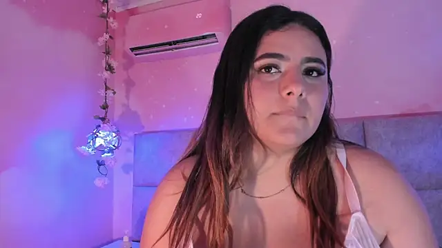 Emiily_Grace Adlı Modelin Canlı XXX Sohbeti