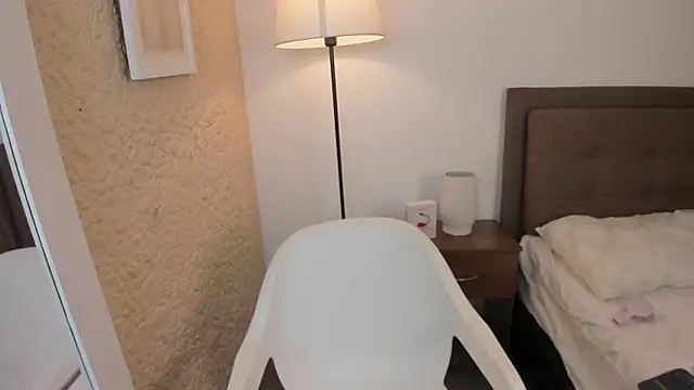 XXX chat uživo modela KissCherry__