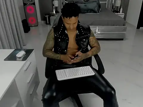 master_leather 即時 XXX 聊天