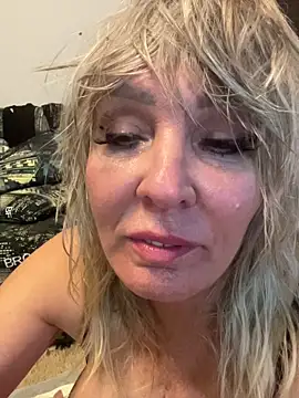 EsterHotMilfのライブXXXチャット