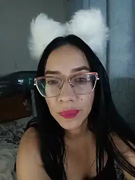 Chatroom XXX en direct de YaraDuartee