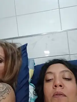 2Juicy_pussy's Live XXX Chat
