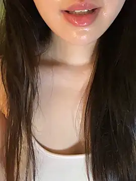 Uyennii02 Adlı Modelin Canlı XXX Sohbeti