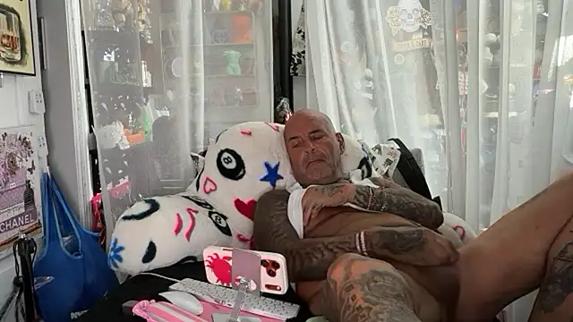 XXX chat uživo modela lovetatts64