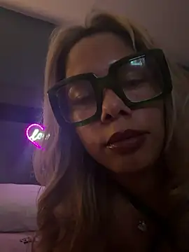 Chatroom XXX en direct de FamousBarbieDoll
