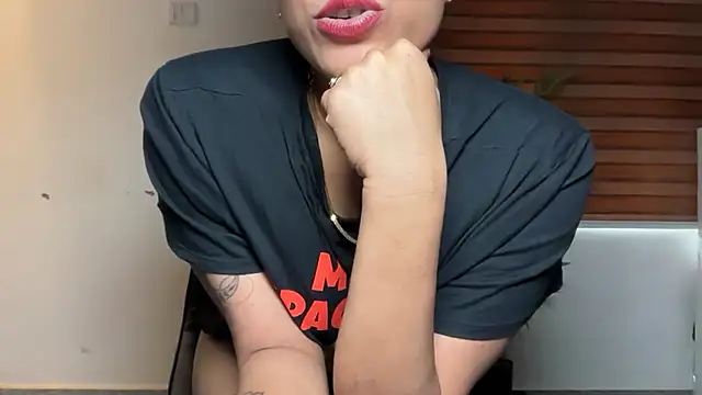 LucytheDevilQueen's Live XXX Chat