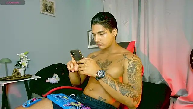 Rebor_phoenix1's Webcam Show
