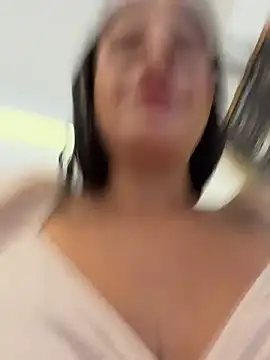 MiraReach live XXX chat
