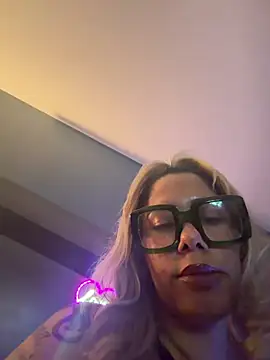 FamousBarbieDoll's Live XXX Chat
