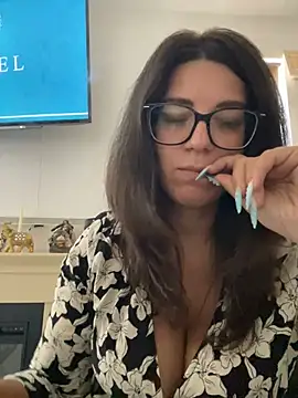 XXX chat uživo modela NadiraNoor