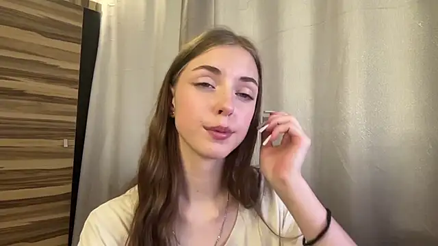 Clara_kitty Adlı Modelin Canlı Sohbet Odası