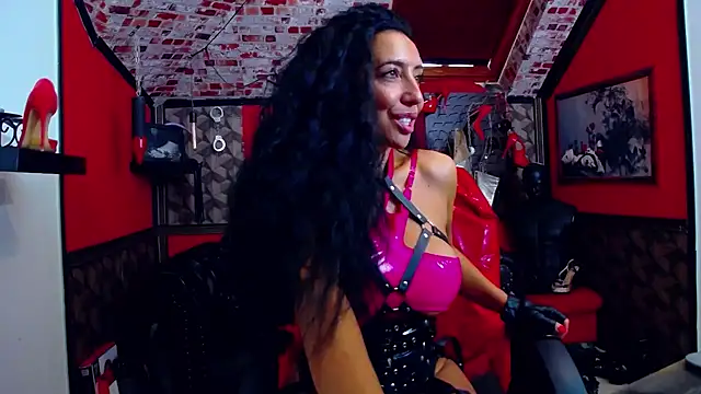 DommeBellatrix Adlı Modelin Canlı XXX Sohbeti