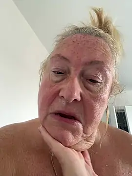 MoistCurveyChanel's Live XXX Chat