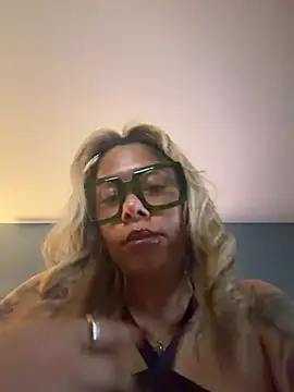 Chatroom XXX en direct de FamousBarbieDoll