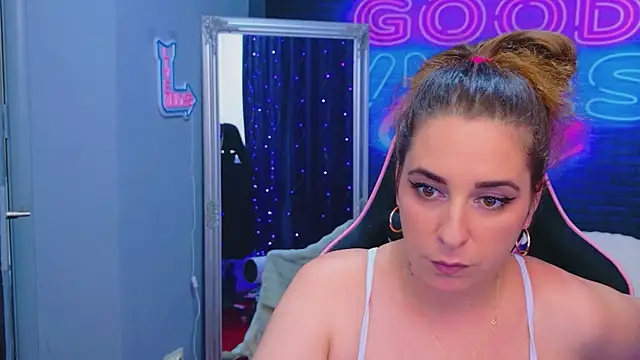 KarinaNoir's Live XXX Chat