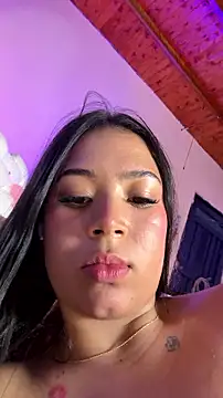 LunaRose5 Adlı Modelin Canlı XXX Sohbeti
