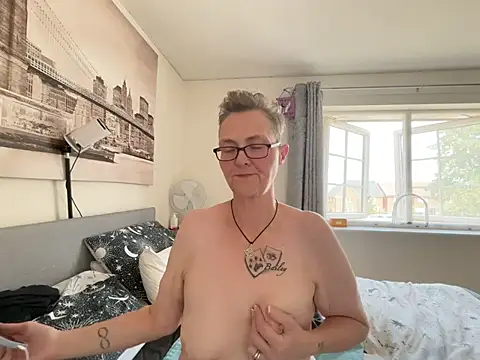Curvy-Jinx's Live XXX Chat