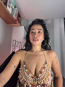 AsianMilfSheryl: онлайн-секс-чат