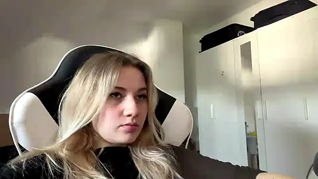 Онлайн чат XXX tutsiecutie