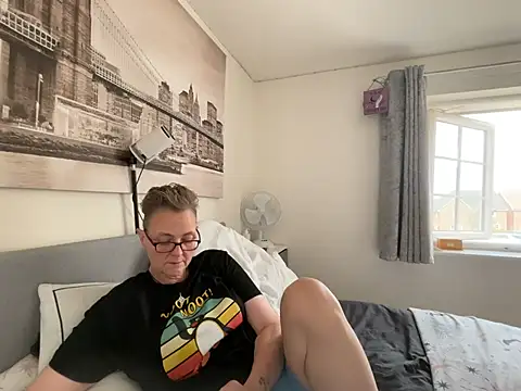 Curvy-Jinx Live XXX-Chat