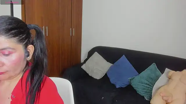 Chat XXX en directo de kiraGeiner