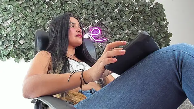 DestinyHills' Live XXX Chat
