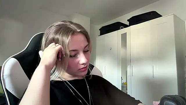 Онлайн чат XXX tutsiecutie