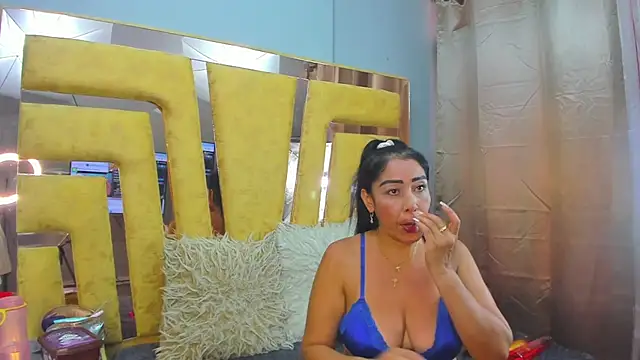 XXX chat uživo modela VikyThomsonn