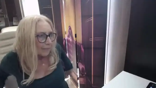 sofia_xkiss élő XXX-chatje