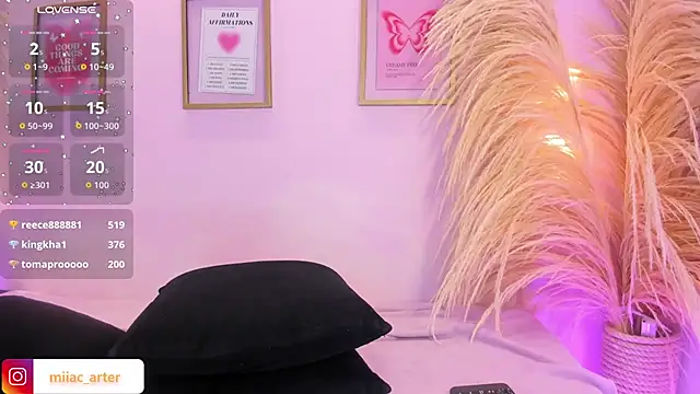 XXX chat uživo modela MiaaCarter_