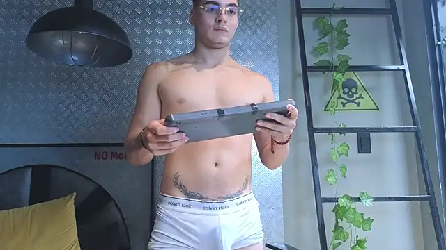 ThiagoFox élő XXX-chatje