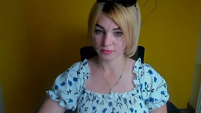 CuttieEmma's Live XXX Chat