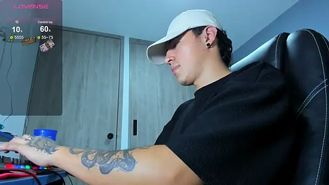 LOBO_ALPHA live XXX chat