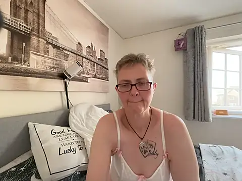 Curvy-Jinx Live XXX-chat