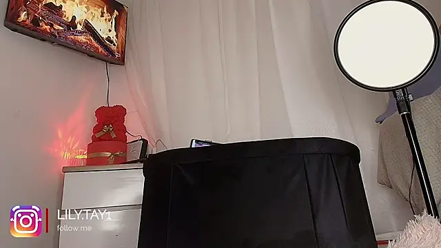 lily_tay_ Adlı Modelin Canlı XXX Sohbeti