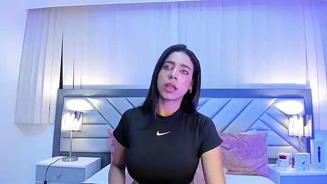 HannaStele Adlı Modelin Canlı XXX Sohbeti