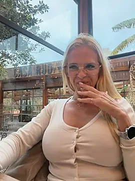 Reyna63 live XXX chat