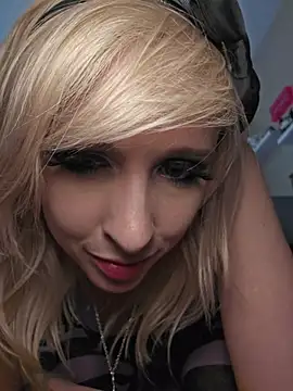 AmethystFoxx Adlı Modelin Canlı XXX Sohbeti