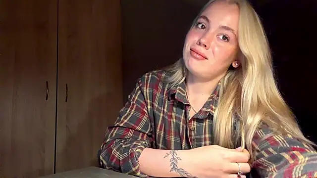 Omilia's Live XXX Chat