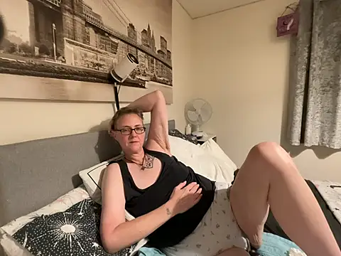 XXX chat uživo modela Curvy-Jinx