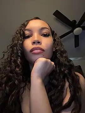 Chat +18 de nikkiloveee ao vivo