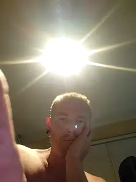 XXX chat uživo modela piercingpik