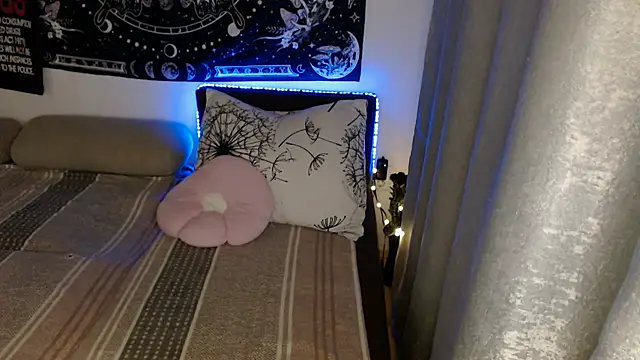 AlienforTwenty's Live XXX Chat