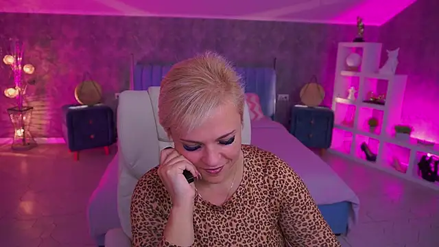 CrystalVibe Adlı Modelin Canlı XXX Sohbeti