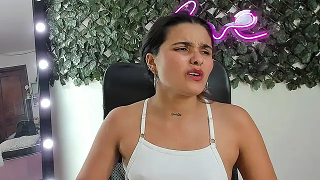 DestinyHills' Live XXX Chat