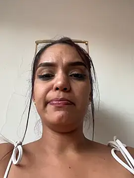 Sara-77 লাইভ XXX চ্যাট