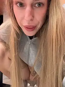 kira_mia élő XXX-chatje