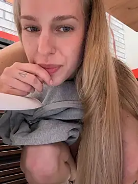 kira_mia Adlı Modelin Canlı XXX Sohbeti